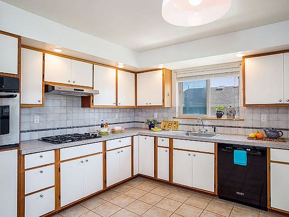 5th image of 37914 Bay St NE