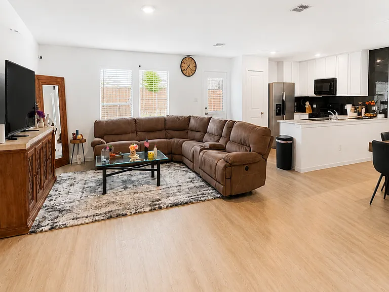 241 Adelina Dr — Photo 5