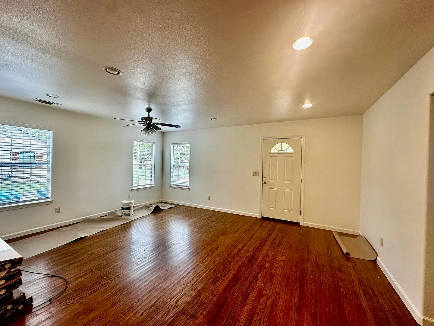 Freshly Painted 2/1 — Photo 2