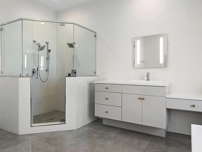 552 Palm Dr — Photo 36