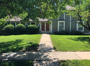 9221 Grandview Dr, Overland Park, KS 66212