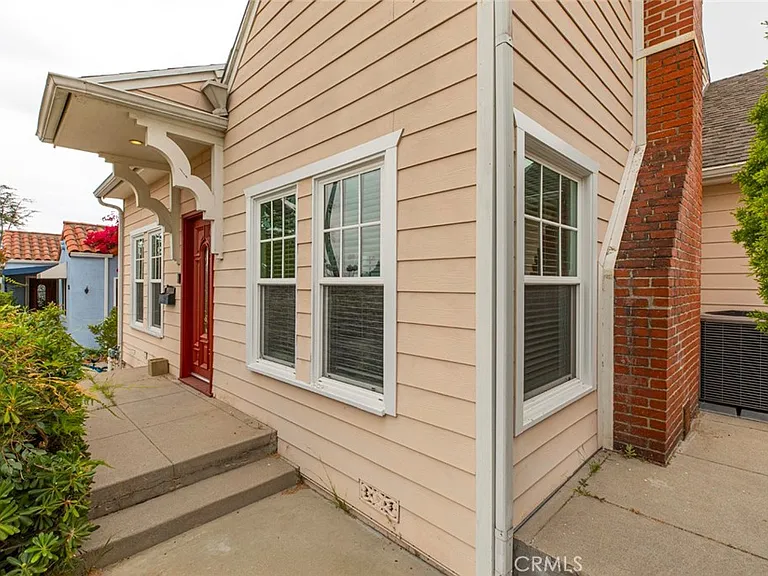 1333 Western Ave — Photo 2