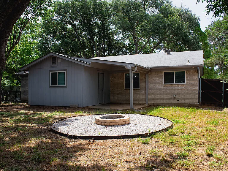 2305 Harvard Dr — Photo 4