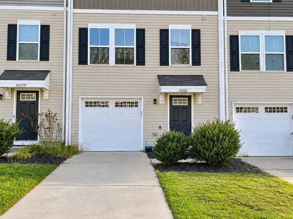 35201 Sara Ct, Locust Grove, VA 22508