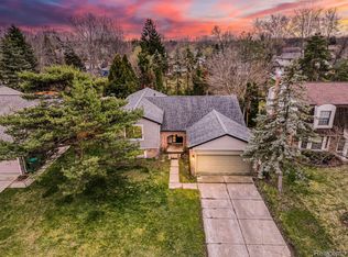 47143 Lexington Dr, Macomb, MI 48044