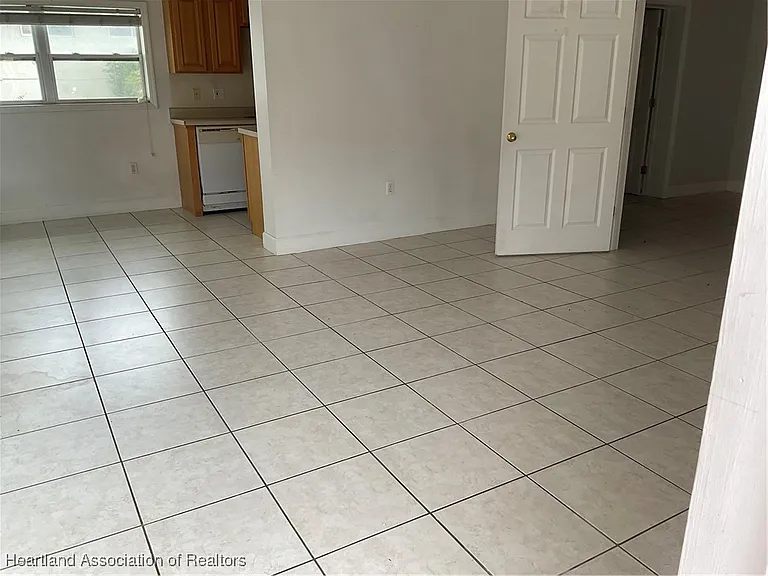 2121 Lakeview Dr — Photo 5
