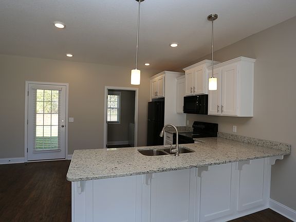 3rd image of 140 Highlands Crossing Blvd