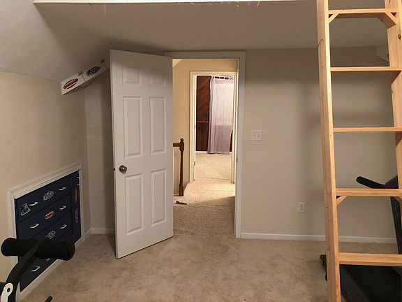 Upper bedroom with loft