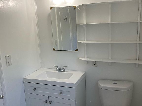 4th image of 2437 Beverley Ave #C