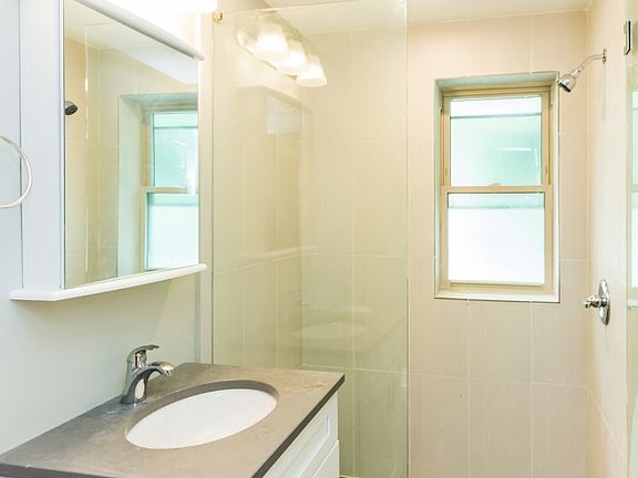 4th image of 2343 W Ainslie St