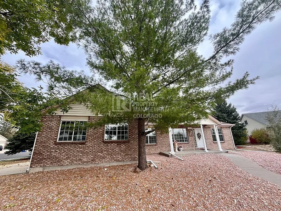 Beautifully Updated Home Located in the Heart of Aurora - Move In Date Flexible — Photo 2