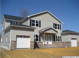 10 Sanford St, Manalapan, NJ 07726