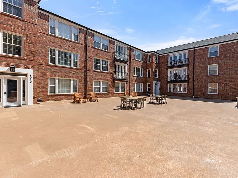 7517 Oxford Dr #2A — Photo 4