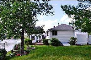 Beautifully Landscaped Yard!