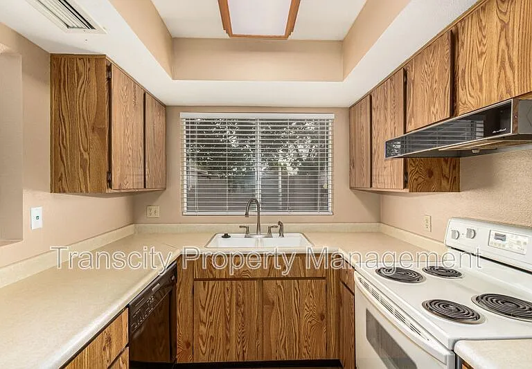 743 W Fordham Dr — Photo 2