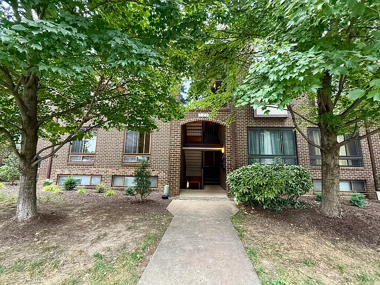 122 Roberts Ln #400 — Photo 2