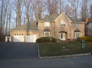 24 Meadow Bluff Rd, Morris Plains, NJ 07950