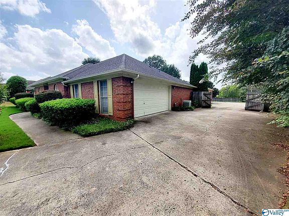 3rd image of 122 Antique Rose Dr