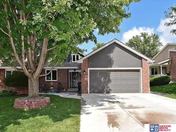8124 Hickory Ln, Lincoln, NE 68510