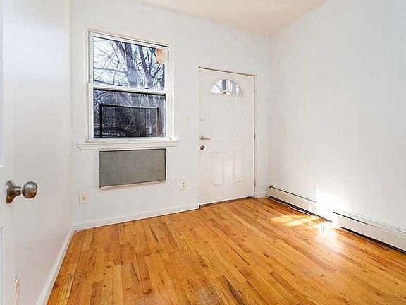 3rd image of 802 Evergreen Ave #3