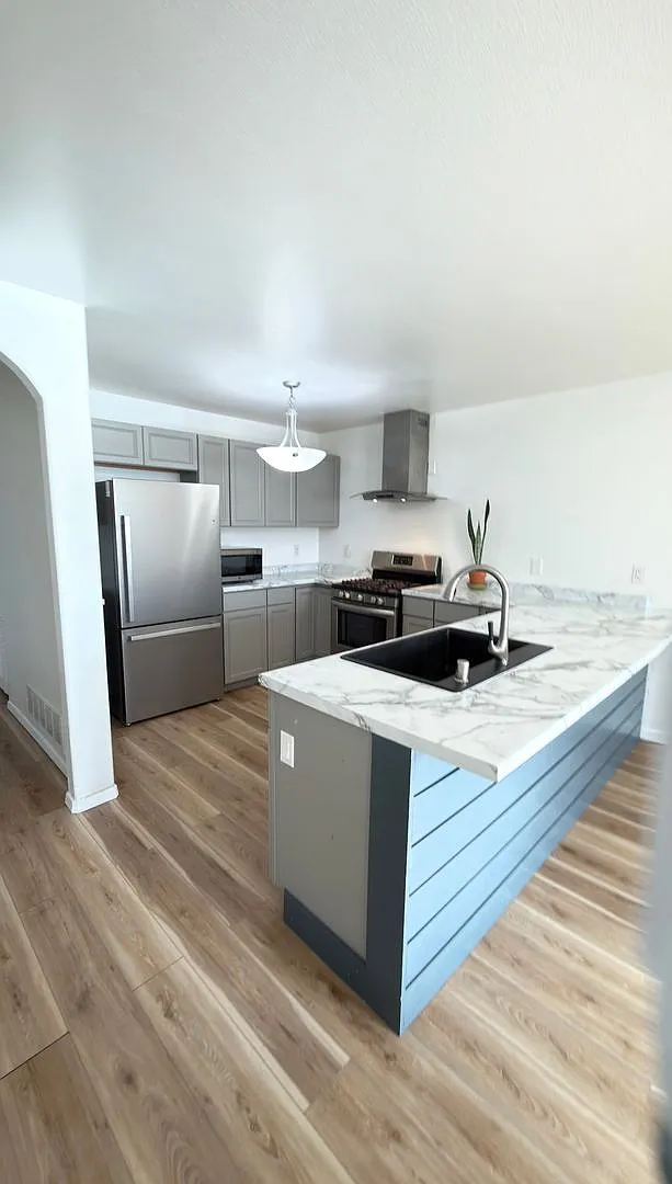 Stunning updated 4 bed conveniently located — Photo 4