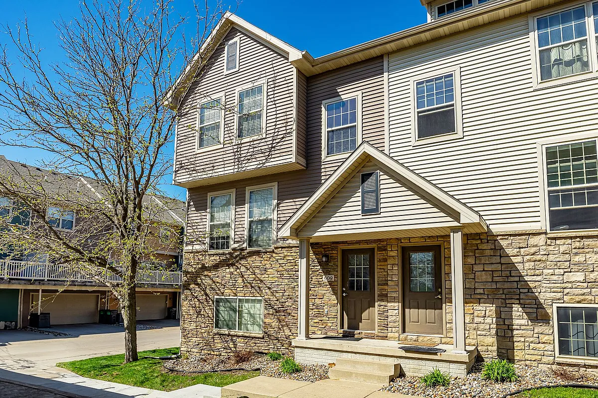 Building Photo - 3600 SE Glenstone Dr #609