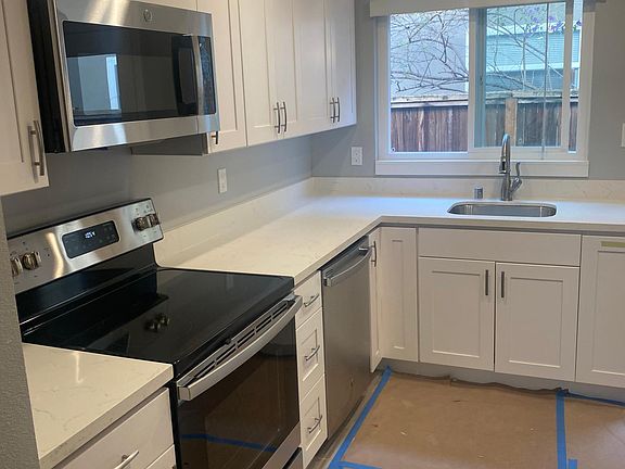 2nd image of 230 Waverley St #98fhmhvhr