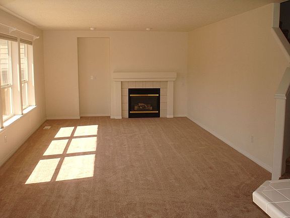 Livingroom with Gas Fireplace