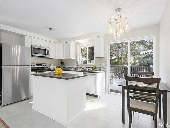 4th image of 27040 Wagner Cir NE