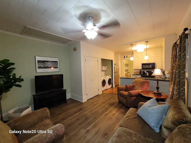 1928 Winona Ave — Photo 15