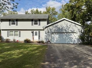 12163 Twin Oaks Ct, Sycamore, IL 60178