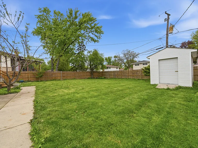 166 W Bradley St — Photo 23