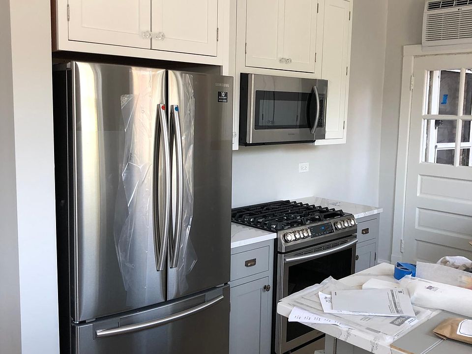 Refrigerator with ice maker