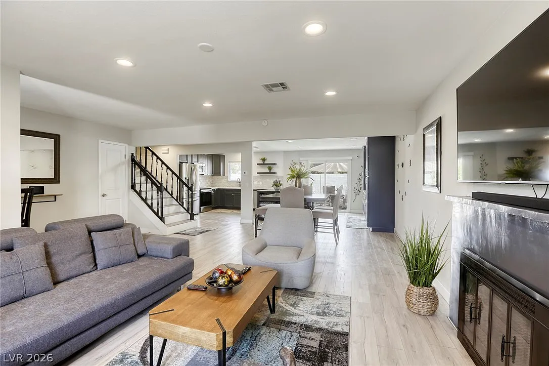 5 bed, 4.0 bath, 2694 sqft, $3,600 — Photo 3