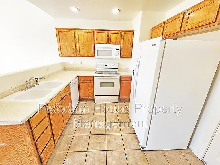 1080 Karen Ct #3 — Photo 9