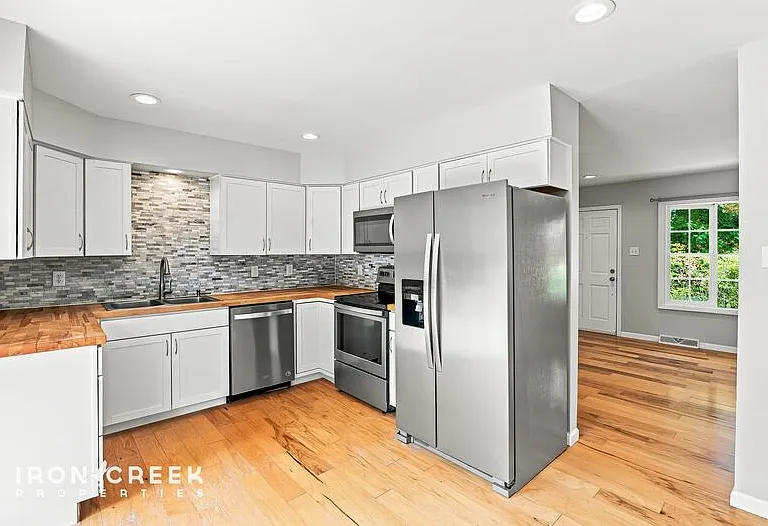 16 King Arthur Pl — Photo 9
