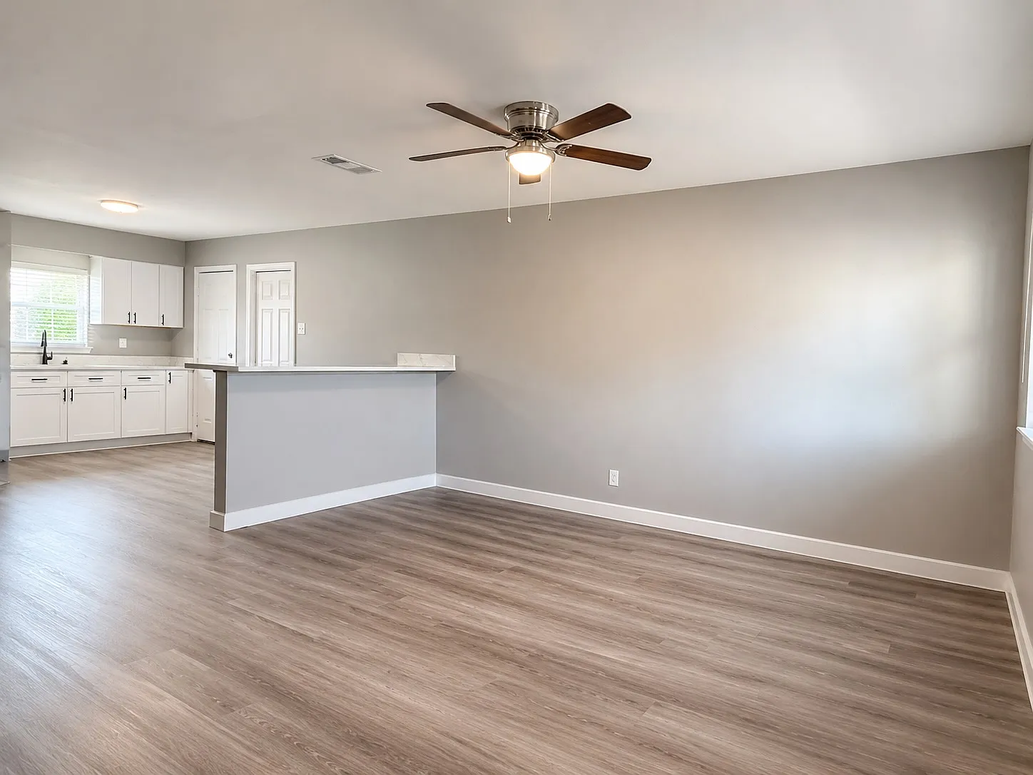 3 bed, 956 sqft, $1,300 — Photo 4