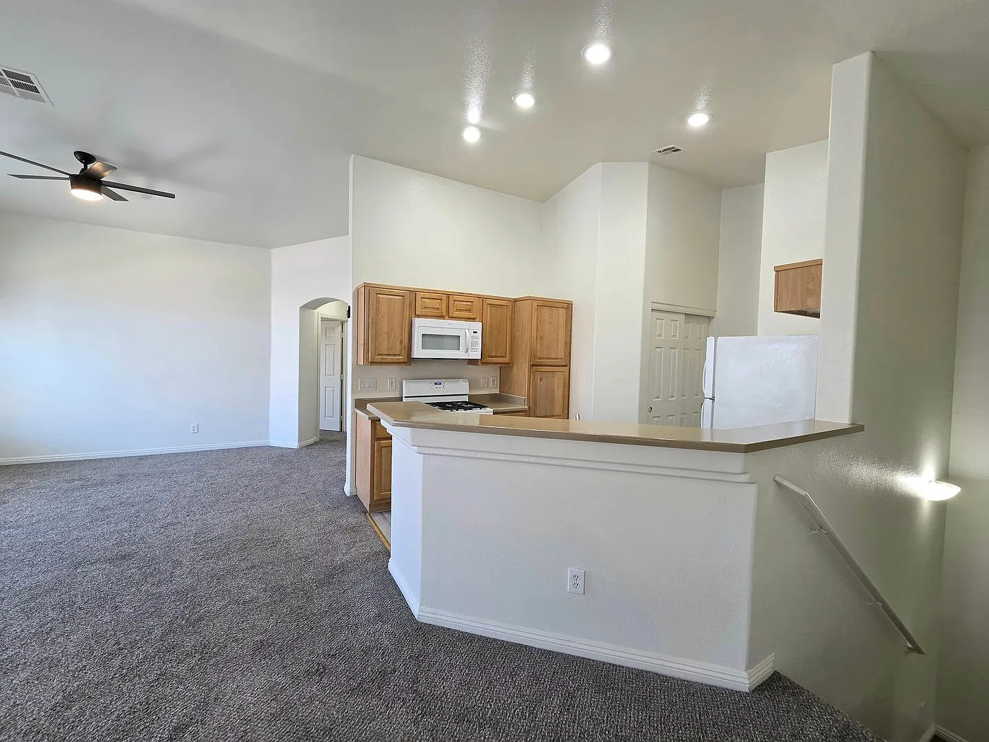 Beautiful 2 Bedroom Townhouse in Arlington Ranch — Photo 4
