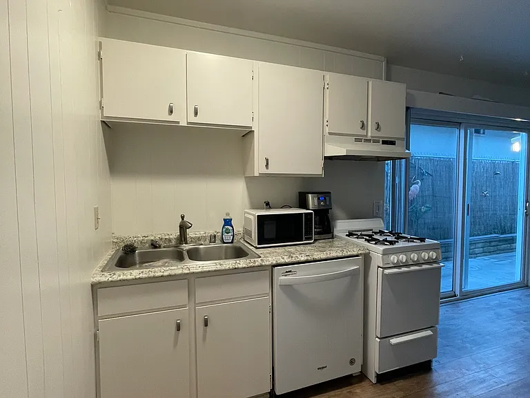 1300 Oak Ave #5 — Photo 2