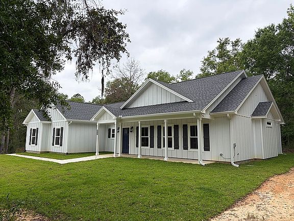 2nd image of 317 NE Oakwood Way