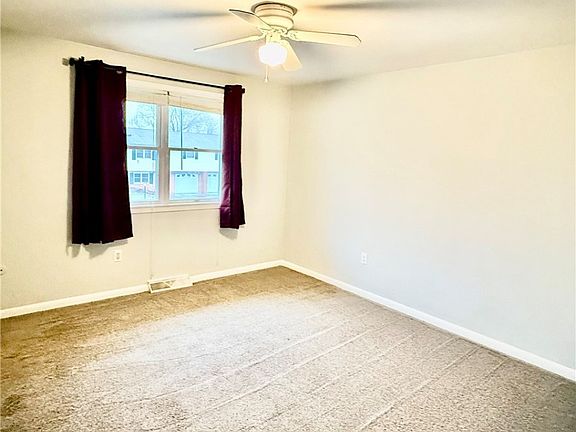 5th image of 33 Pine Dr