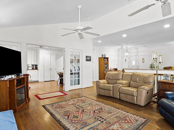 5th image of 250 Thompson Rd