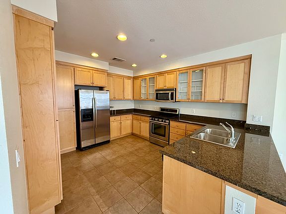 Spacious chef's kitchen with maple cabinetry, stainless steel appliances & granite counters