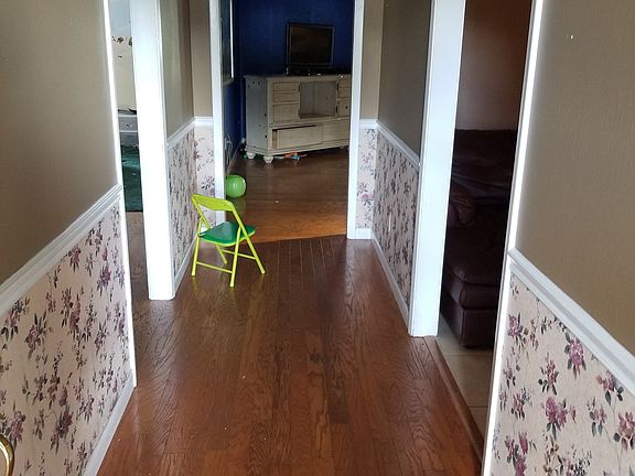 Entry w/ solid wood flooring