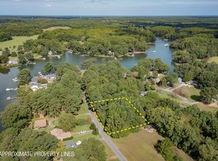 13 S Sioux Rd, Kilmarnock, VA 22482