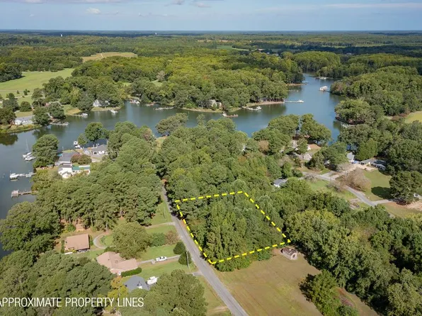 13 S Sioux Rd, Kilmarnock, VA 22482