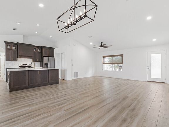 4th image of 14 Columbus Ct