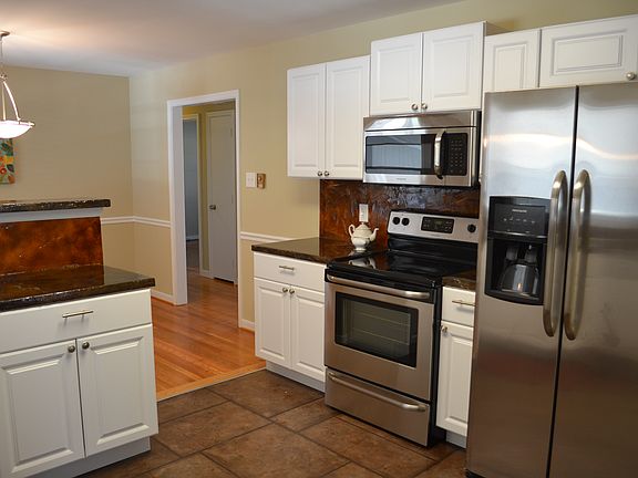 3rd image of 8418 Burnside Dr
