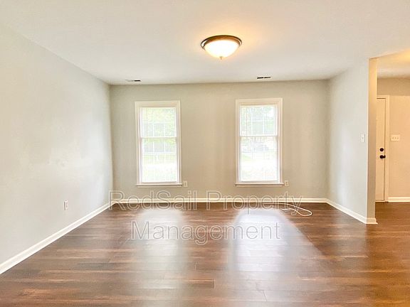 4th image of 318 Sharon Dr