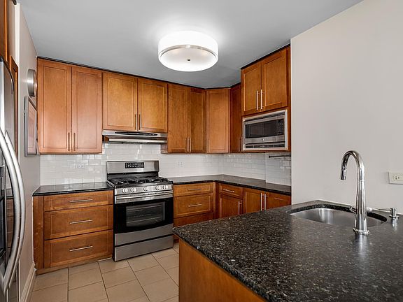 5th image of 200 E 65th St #22DE